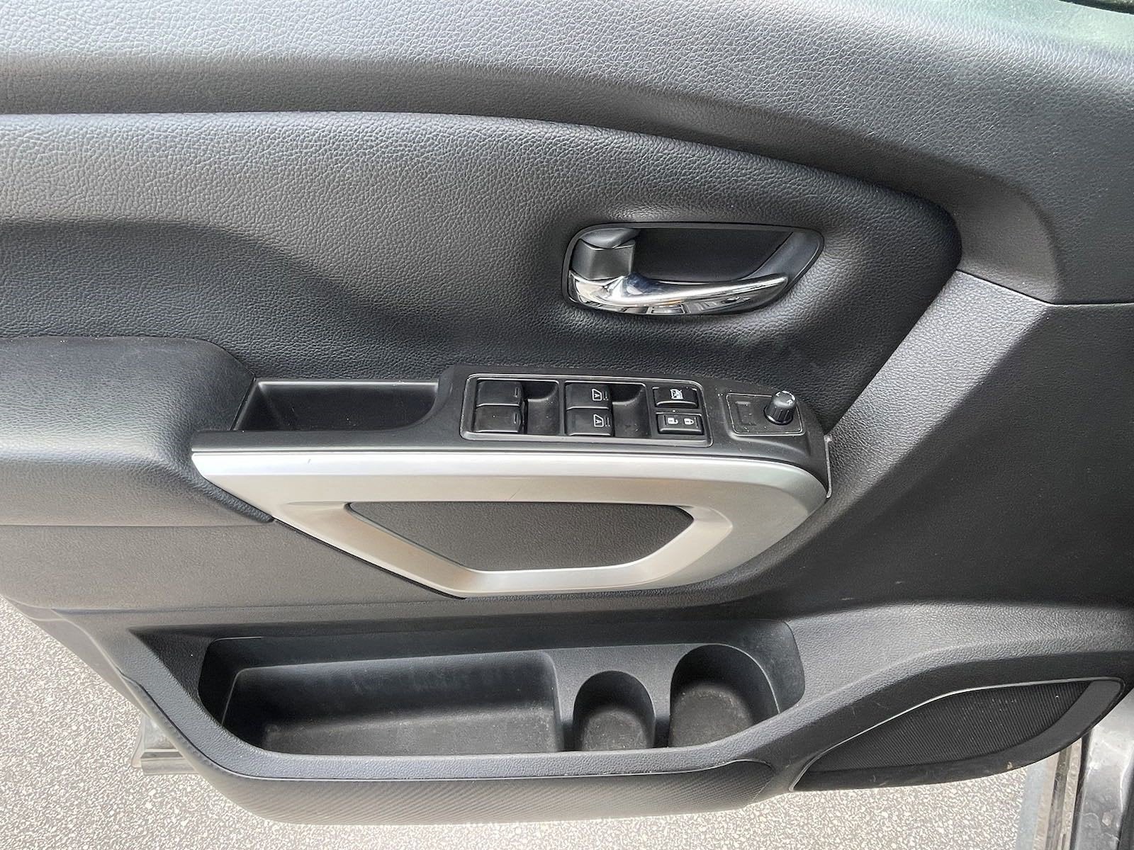 2022 Nissan Titan SV