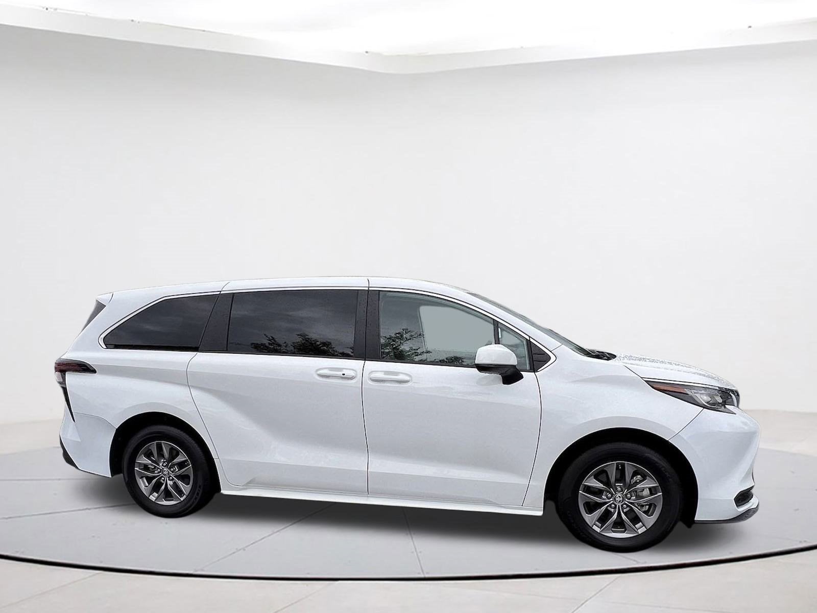 2023 Toyota Sienna LE