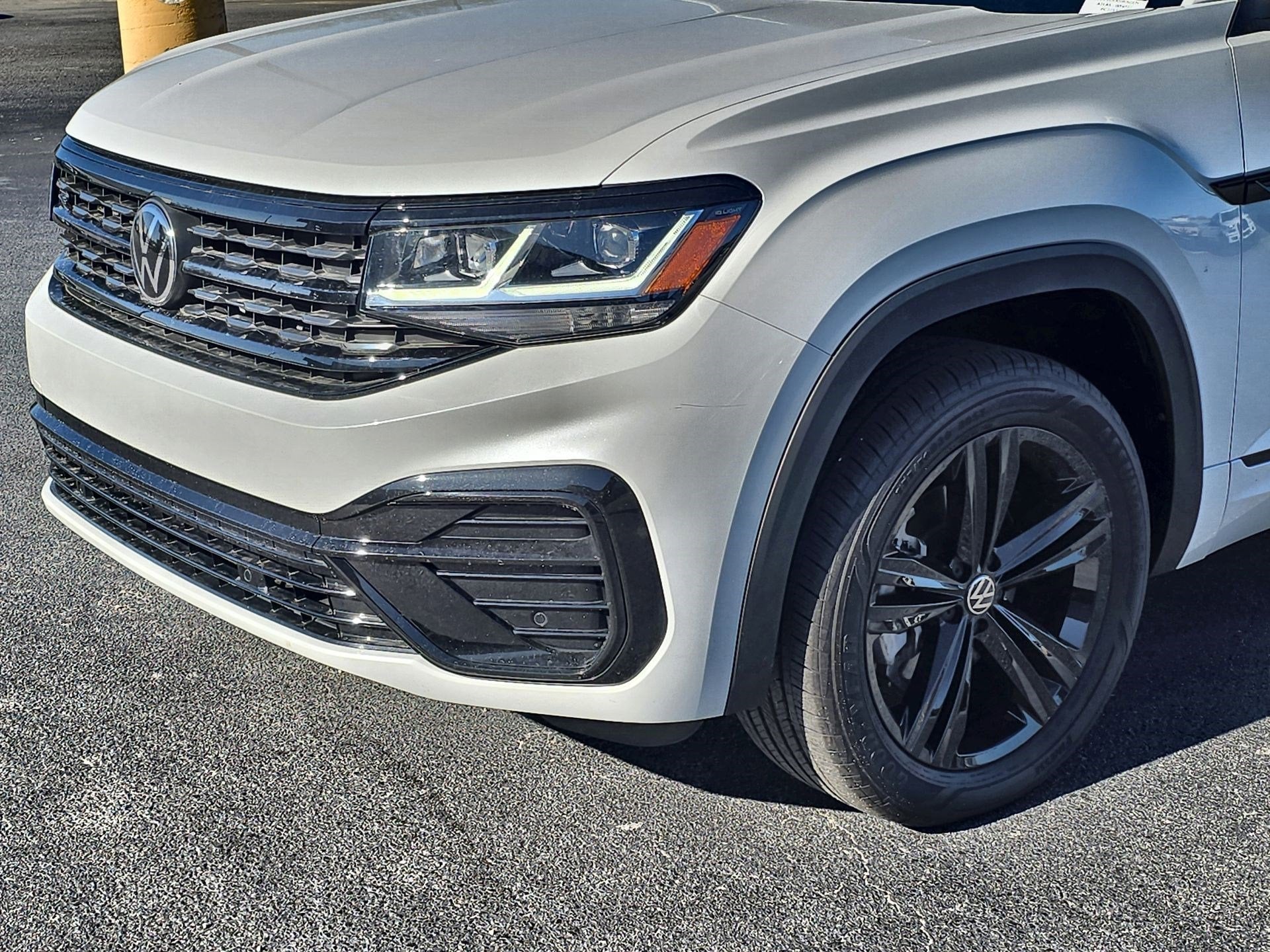 2023 Volkswagen Atlas Cross Sport 2.0T SEL R-Line Black