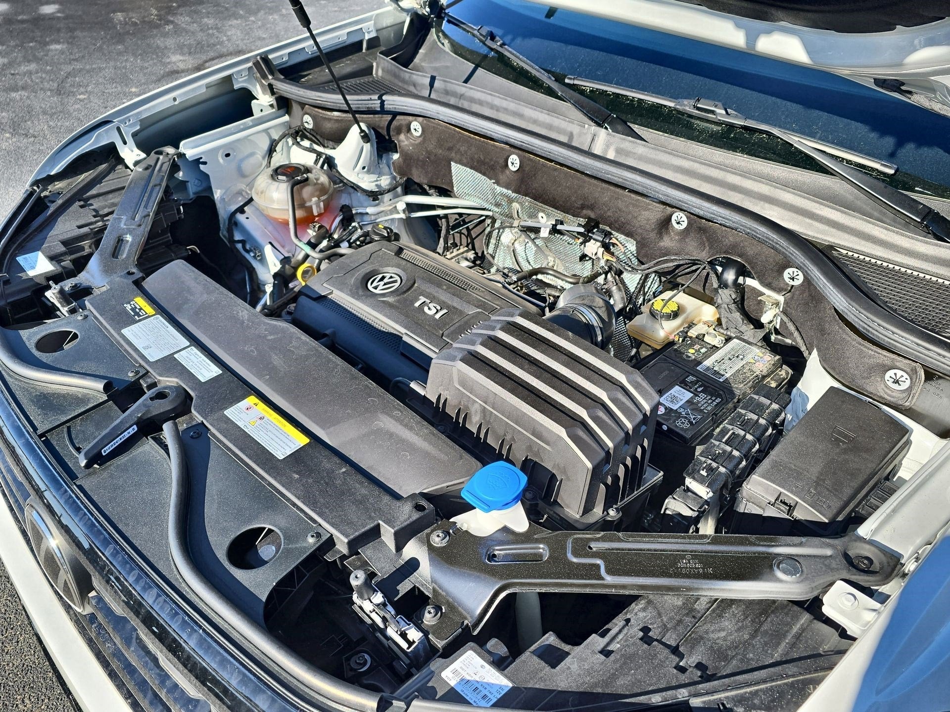 2023 Volkswagen Atlas Cross Sport 2.0T SEL R-Line Black