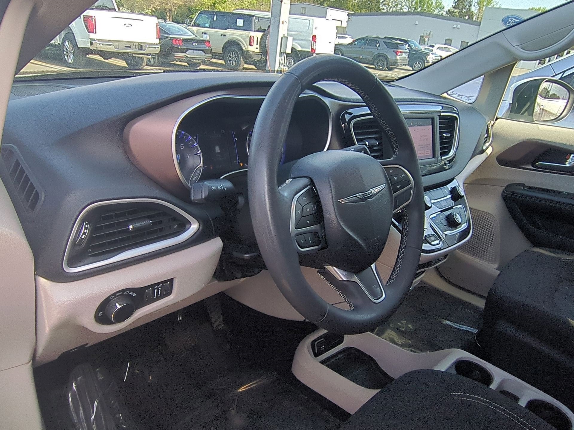 2022 Chrysler Voyager LX