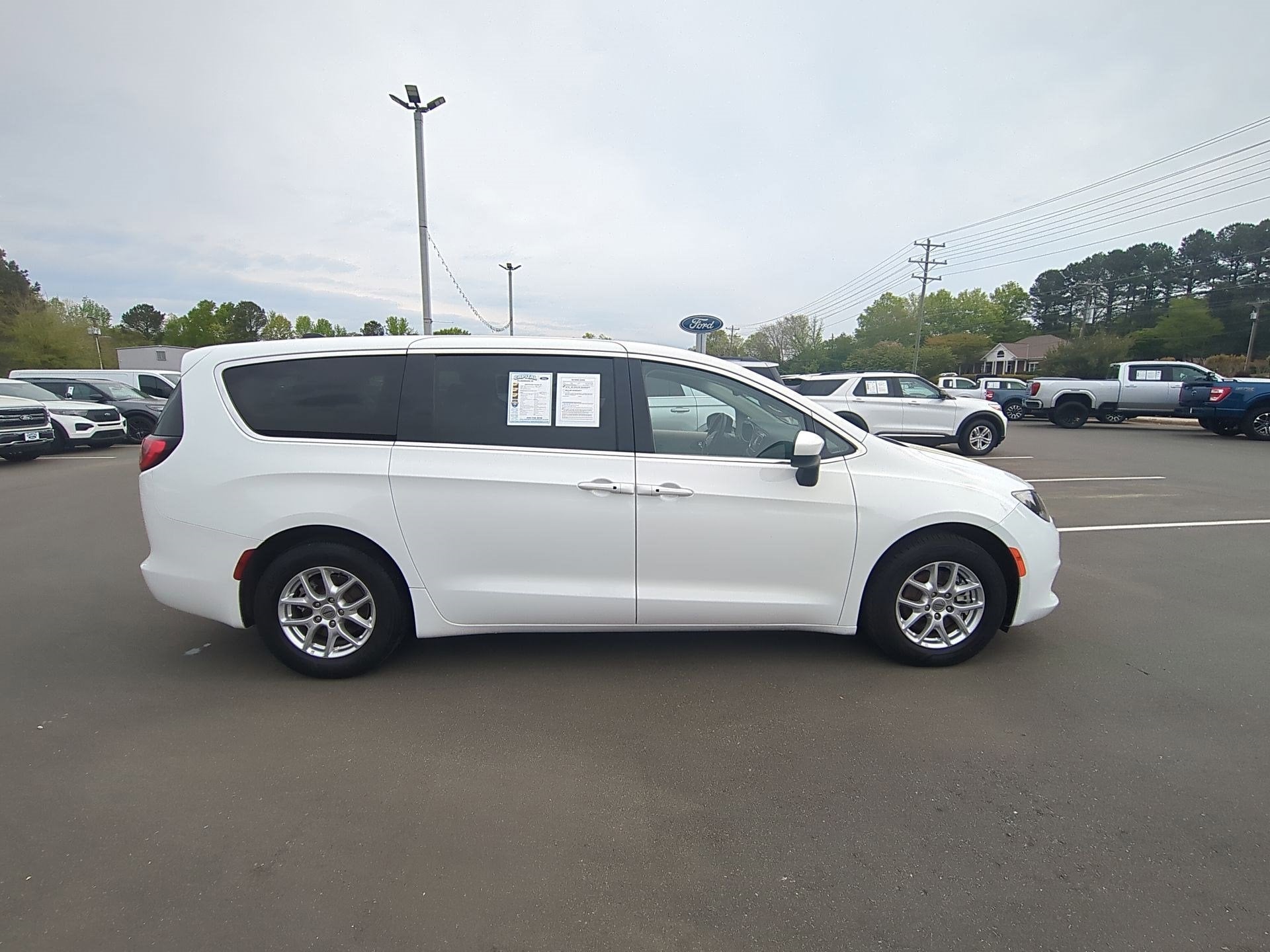 2023 Chrysler Voyager LX