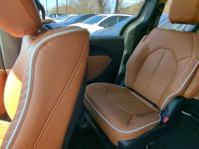 2025 Chrysler Pacifica Hybrid Pinnacle